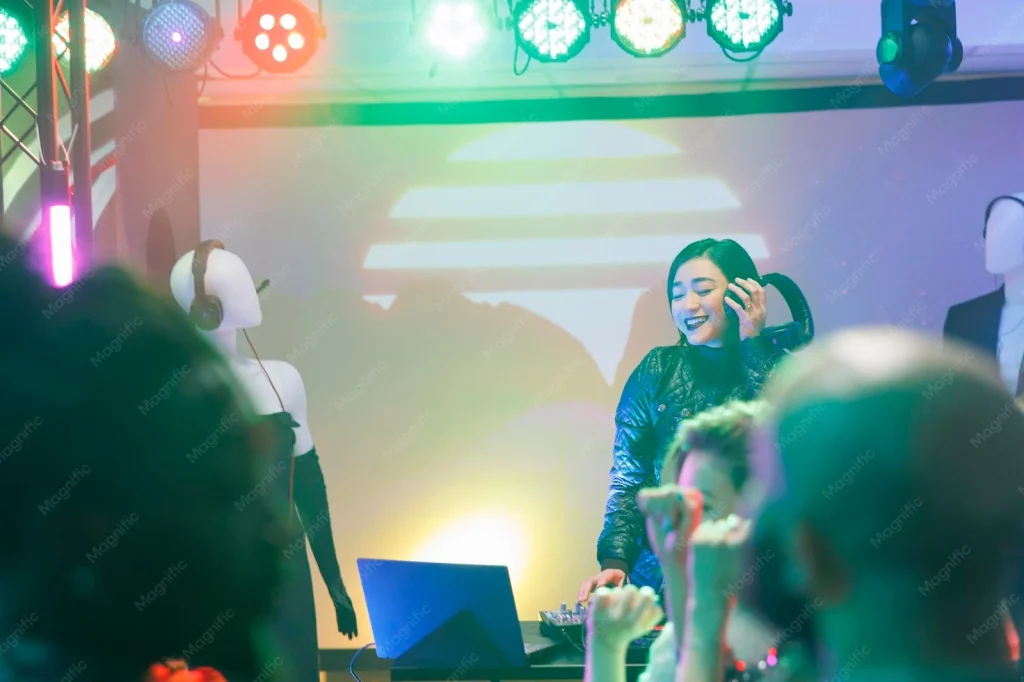 Feest en entertainment DJ achter professioneel mengpaneel