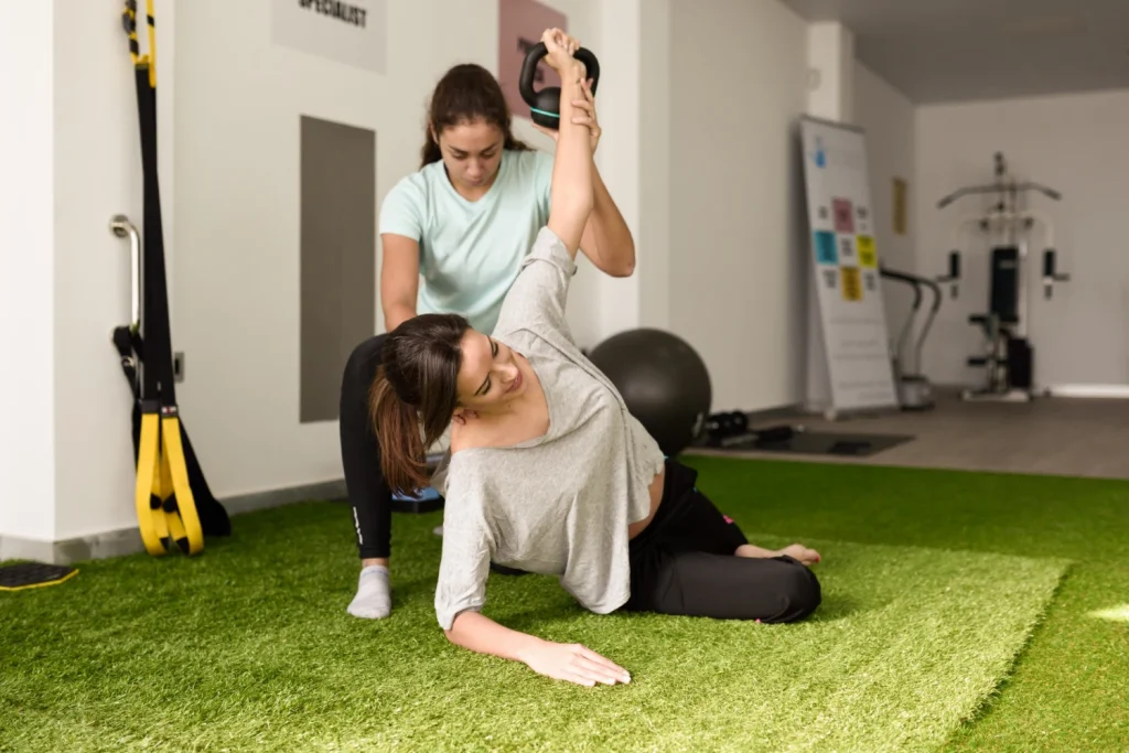Paramedische zorg met persoonlijke begeleiding tijdens een oefentherapie