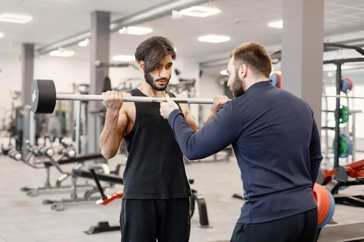 Sport en training met personal trainer die een sporter begeleidt
