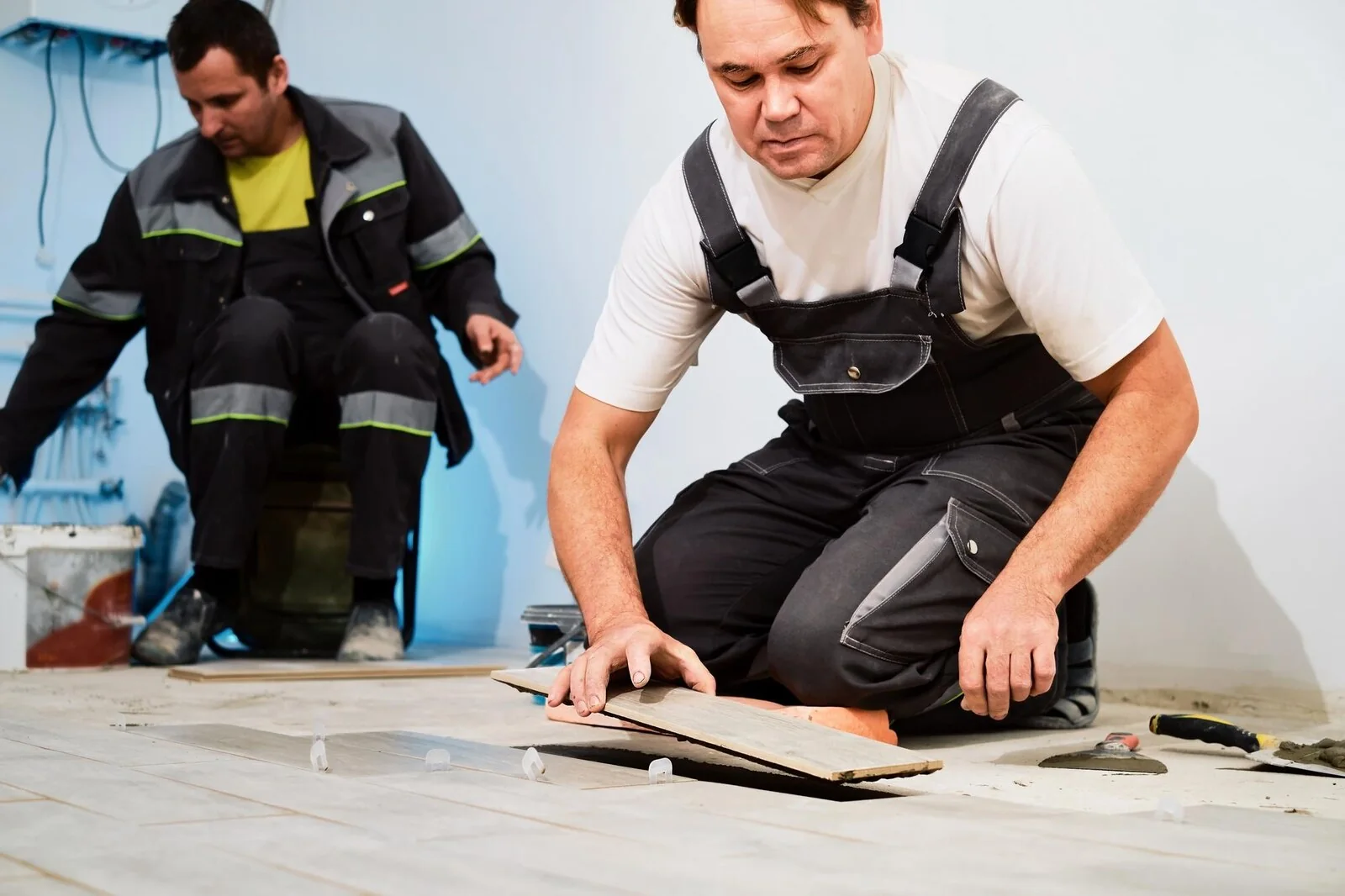 Tegelzetters – tegelvloer aanleggen tijdens renovatie