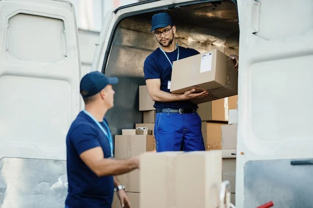 Verhuisbedrijven – team werkt samen bij het laden