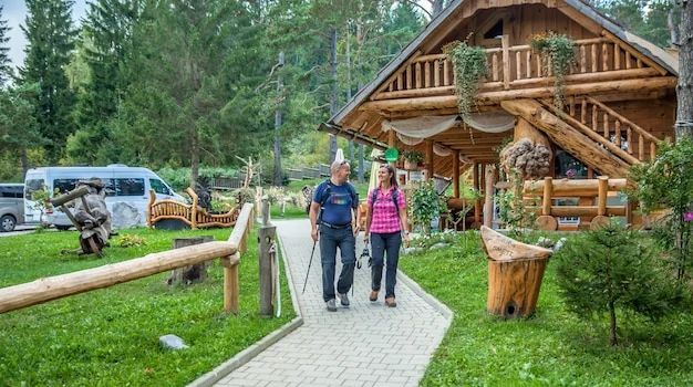 Verhuur en recreatie – gasten wandelen door een glampinglocatie